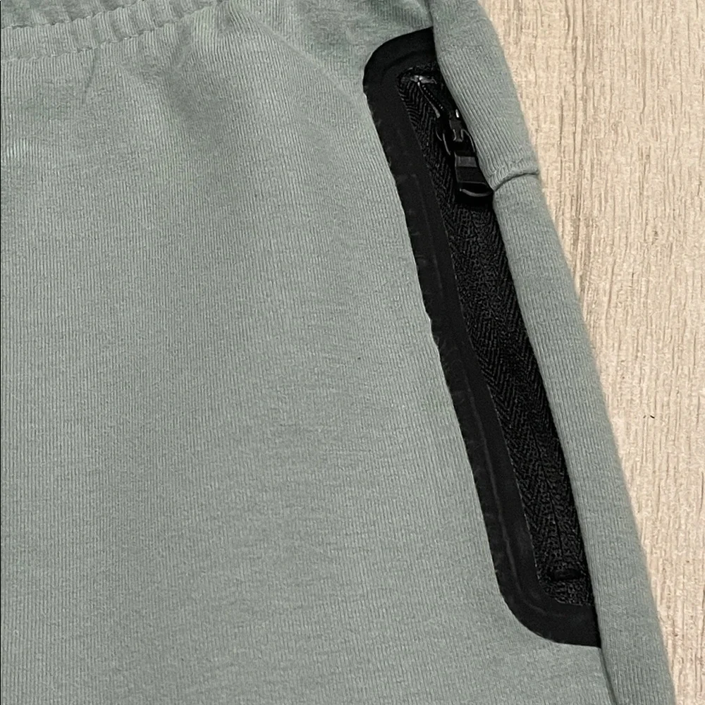 Old Navy Active Kids Boys  Sage Green Joggers Size M